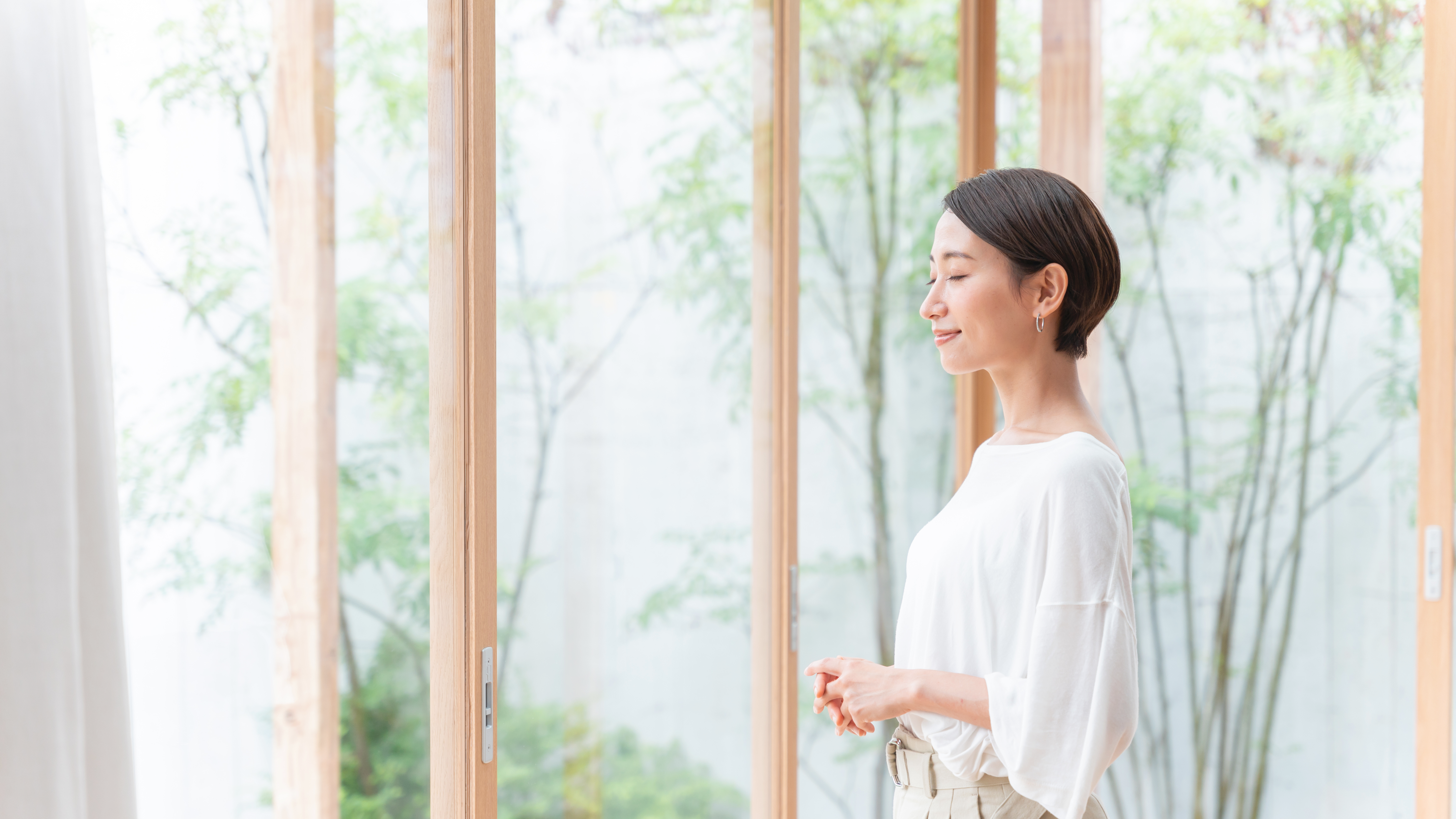 穏やかな表情をした女性の画像